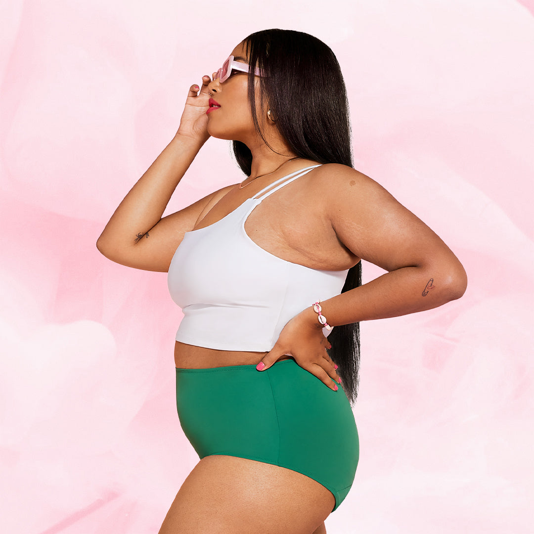 Plus-kokoinen nainen Korkea Vyötärö Kohtalainen Vuoto Kuukautisalushousuissa.