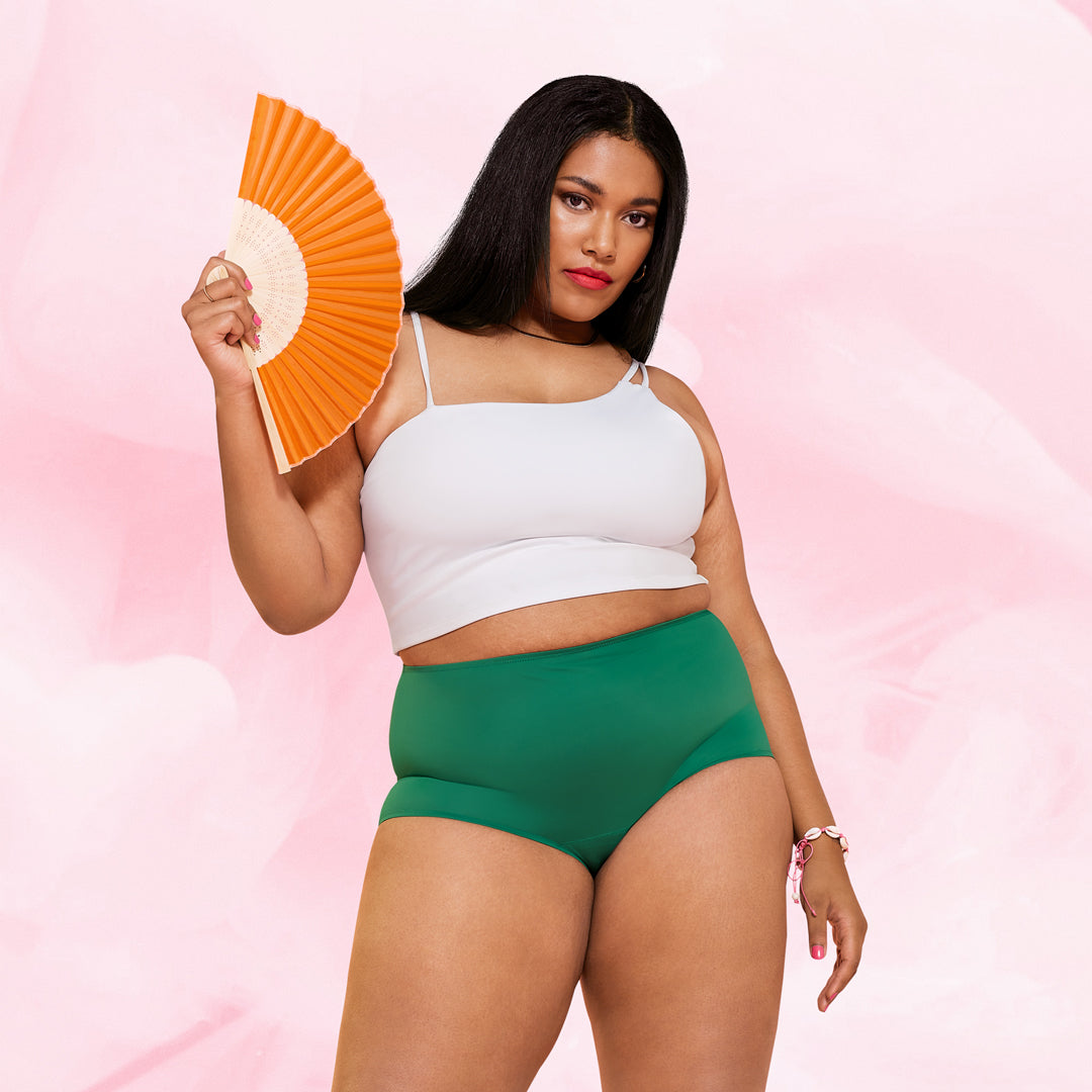 Nainen käyttää Korkea Vyötärö Runsas Vuoto Kuukautisalushousut.