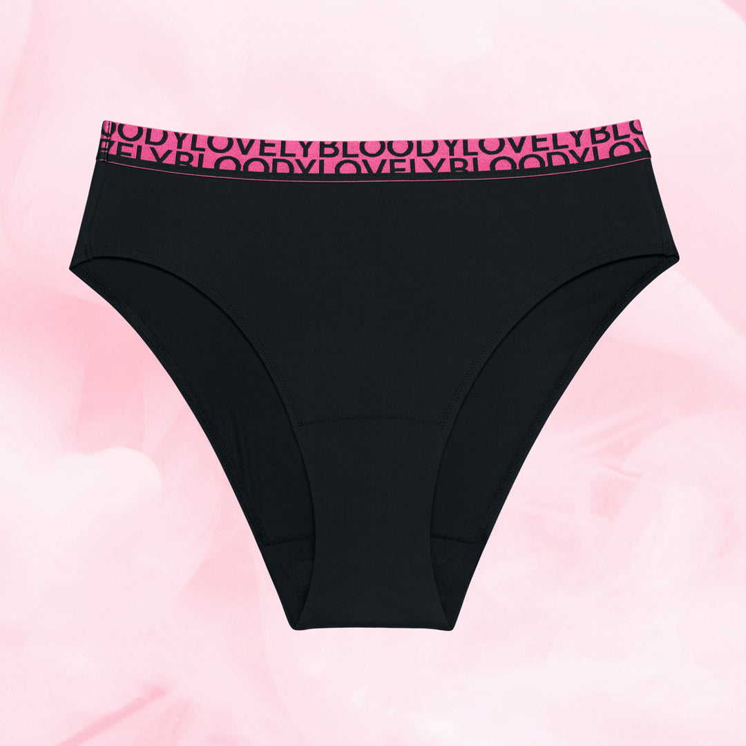 High Leg Niukka Vuoto Kuukautisalushousut mustalla, vaaleanpunaisella BLOODY LOVELY vyötäröllä.