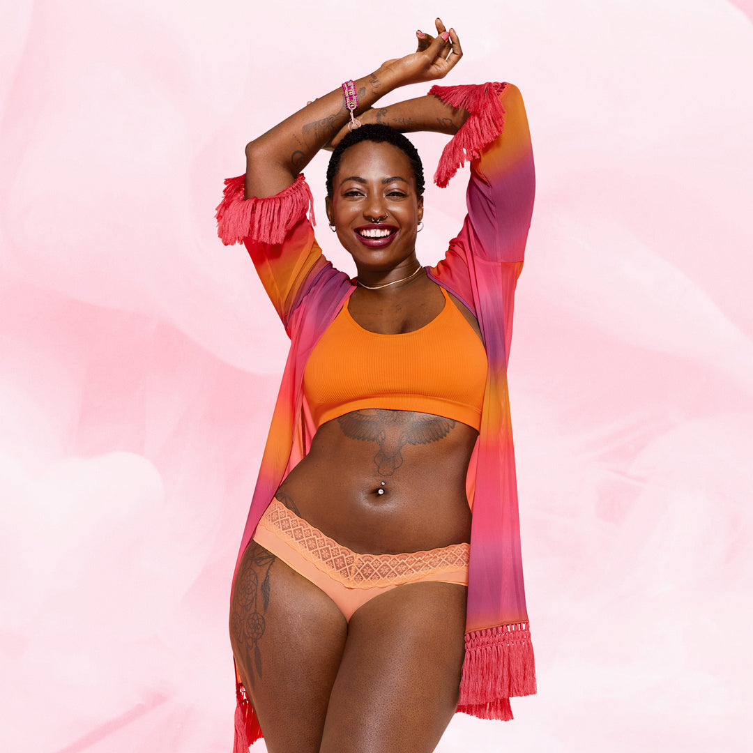 Nainen pukeutuneena Brazilian Kohtalainen Vuoto Kuukautisalushousuihin ja kimono.