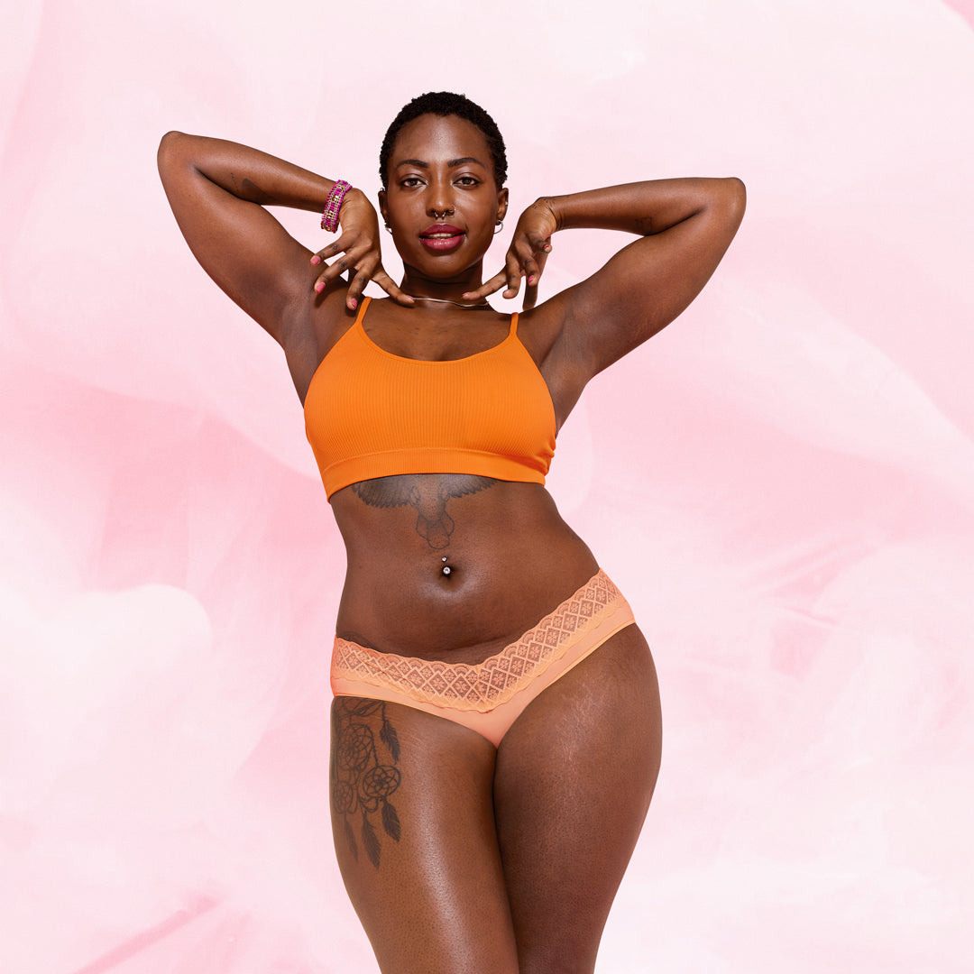 Henkilö pitää yllään Brazilian Runsas Vuoto Kuukautisalushousut.