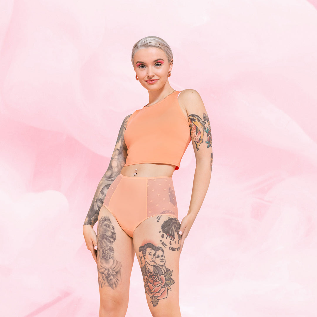 Henkilö esittelee Korkea Vyötärö Dots Runsas Vuoto Kuukautisalushousut.