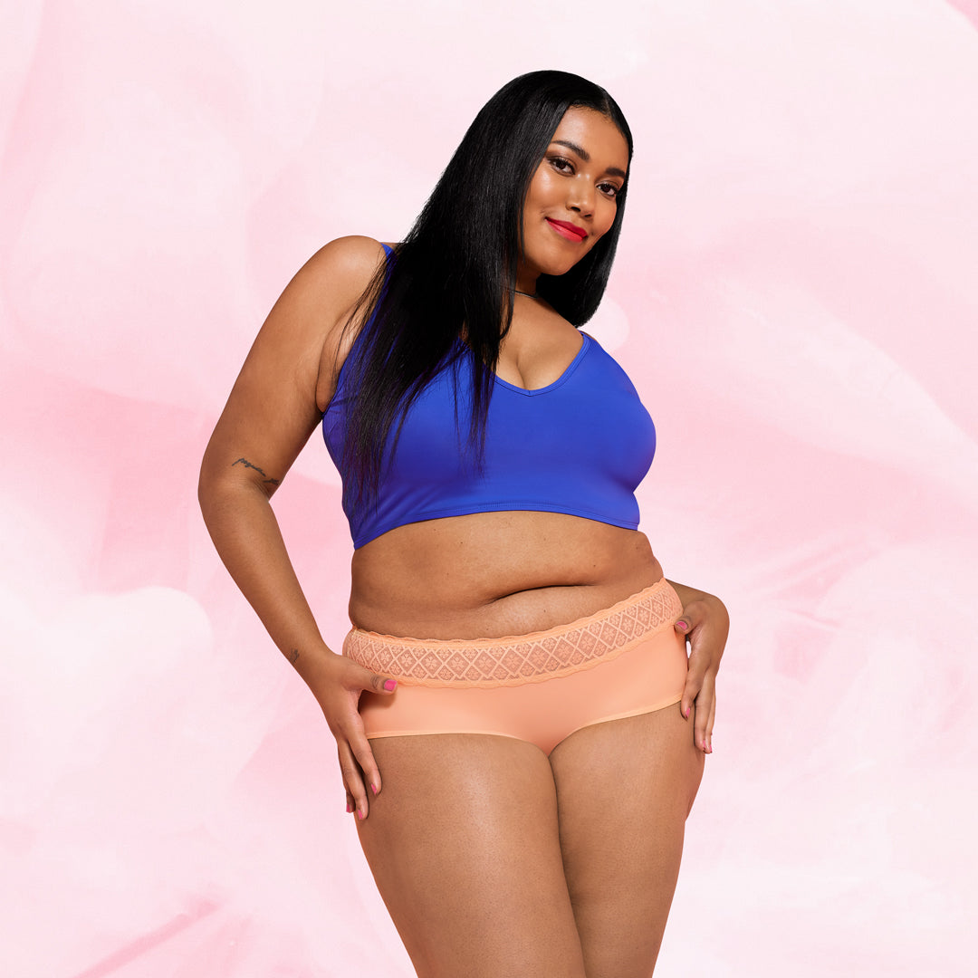 Plus-kokoinen nainen Hipster Full Lace Runsas Vuoto Kuukautisalushousuissa.