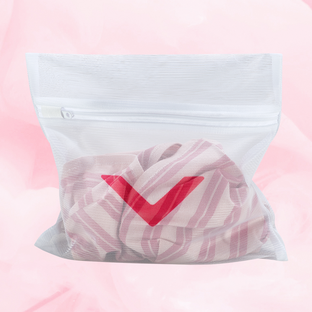 Complete Protection Set - pesupussi, jossa pinkki-valkoiset vaatteet sisällä.