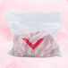 Complete Protection Set - pesupussi, jossa pinkki-valkoiset vaatteet sisällä.