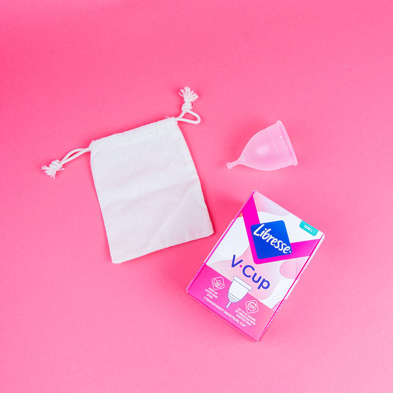 Kuukautiskuppi, säilytyspussi ja Libresse V-Cup -pakkaus.