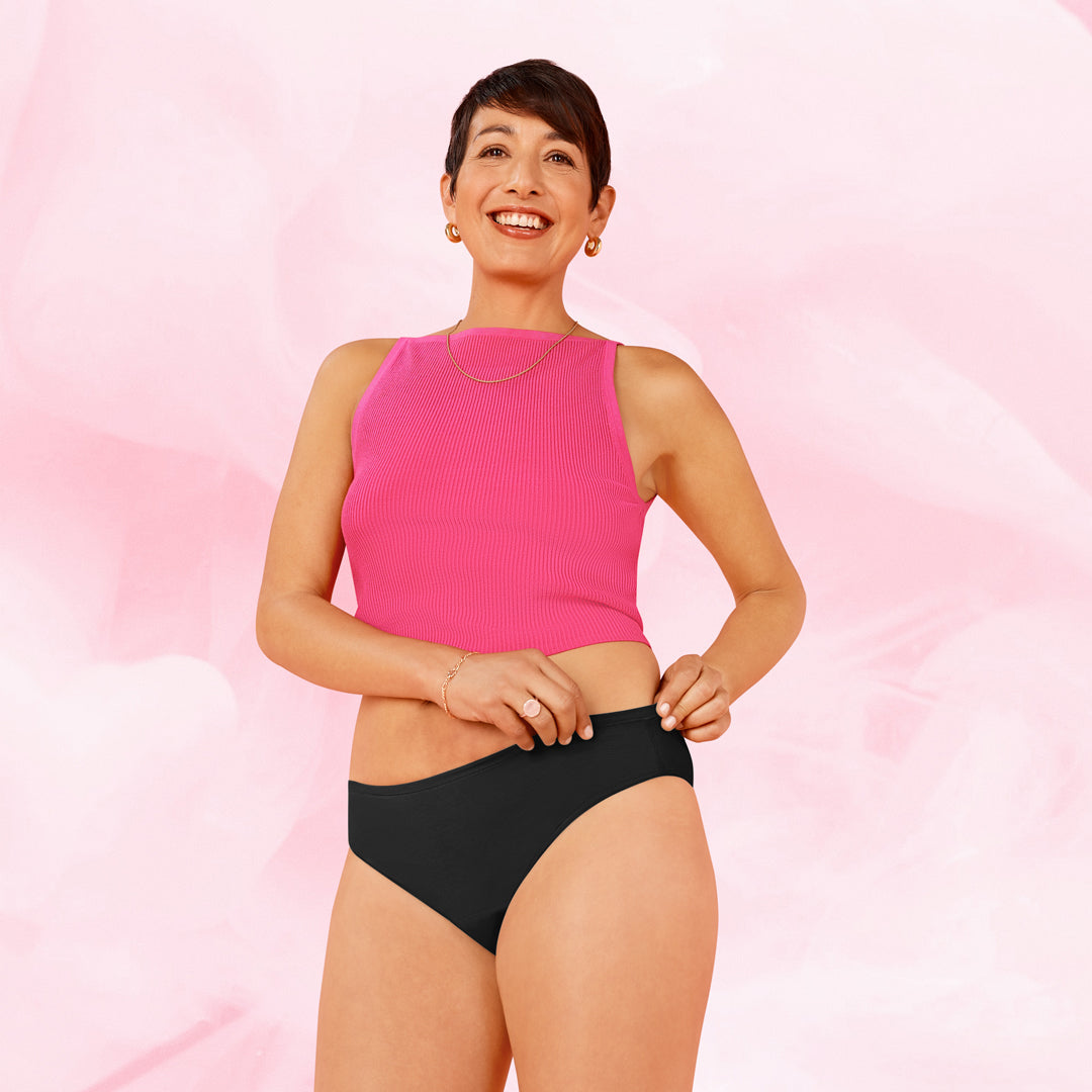 Nainen Essentials Brazilian Kohtalainen Vuoto (3-pack) -kuukautisalushousuissa.