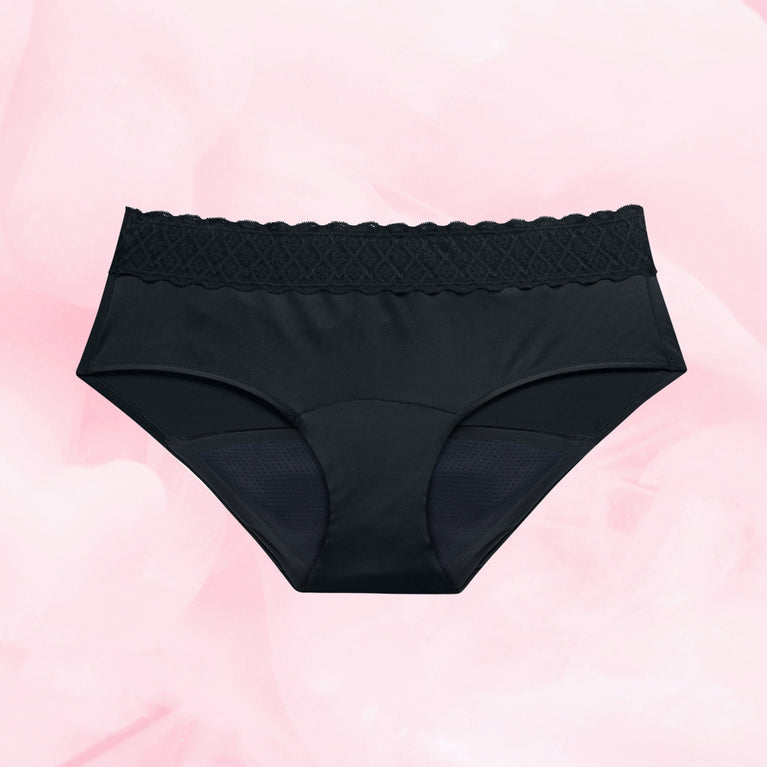 Lace-monipakkaus: Stylish hipster menstrual panties with elegant lace detailing.