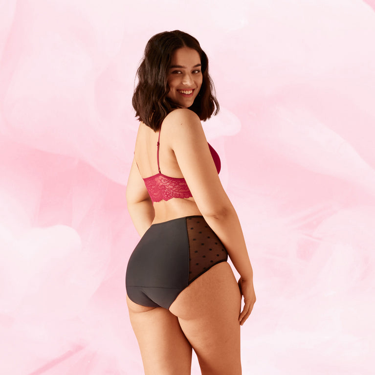 Libresse™ Korkea Vyötärö Dots menstrual underwear with lace accents.