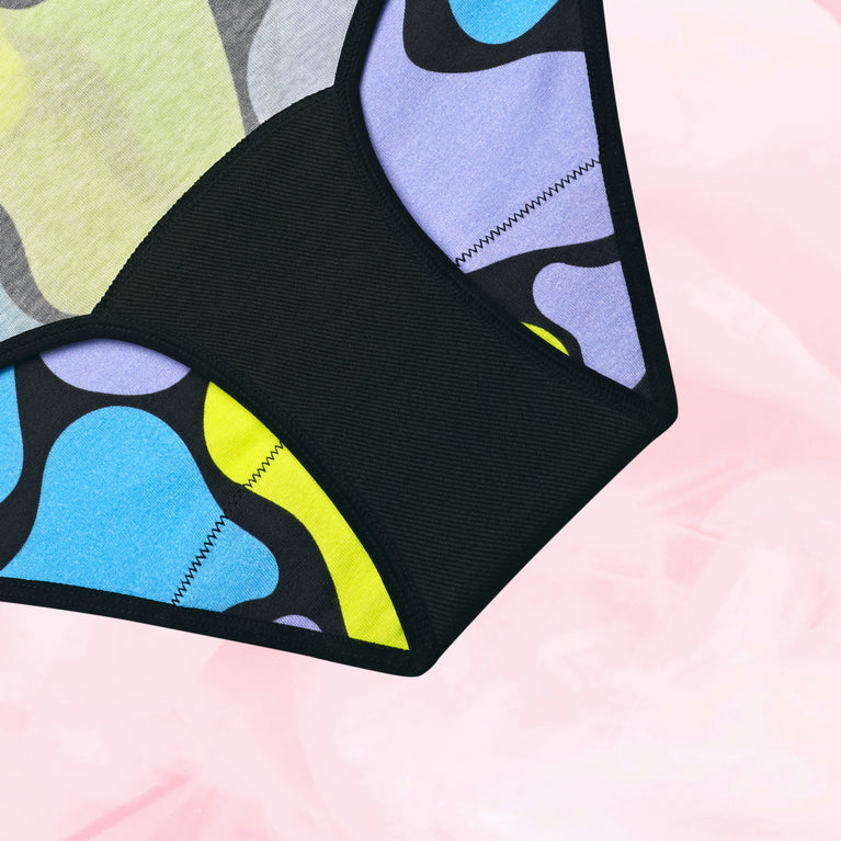 Kahdet naisten Teens Hipster Runsas vuoto alushousut esillä.