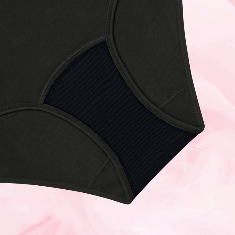 Teens on the go Set - mustat kuukautisalushousut lähikuvassa.