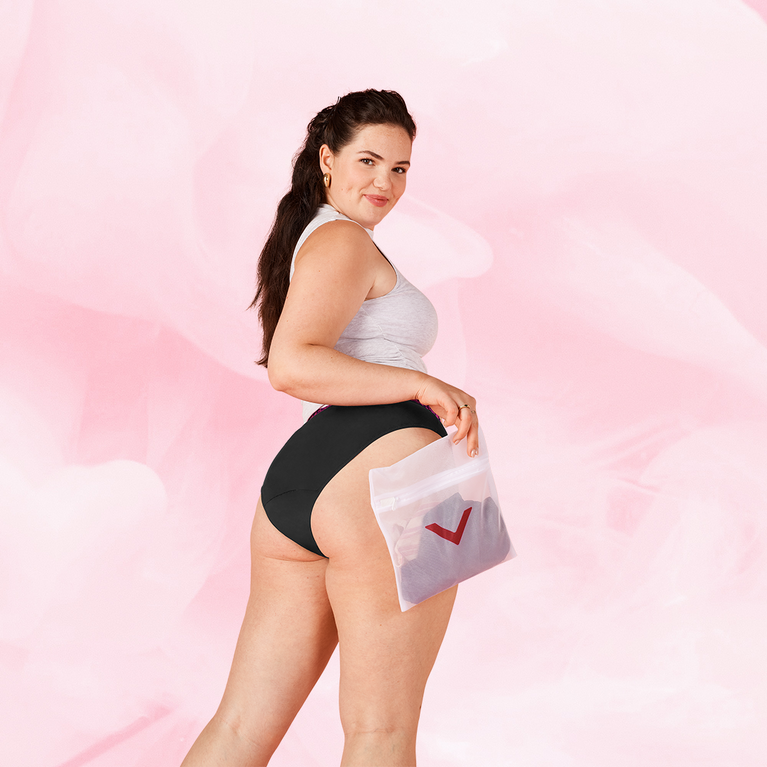 Pesupussi for washing delicates, 25 x 25 cm mesh bag.