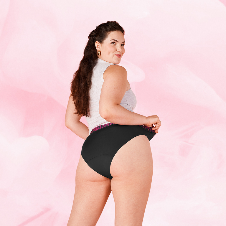 Nainen selin, yllään ComfortFit High Leg kohtalainen vuoto kuukautisalushousut.