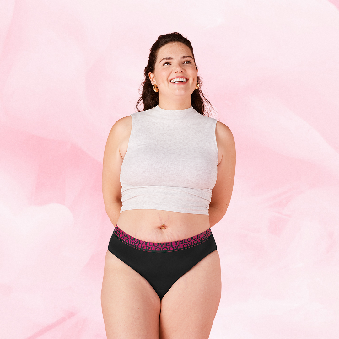 Plus-kokoinen nainen ComfortFit High Leg runsas vuoto -alushousuissa.