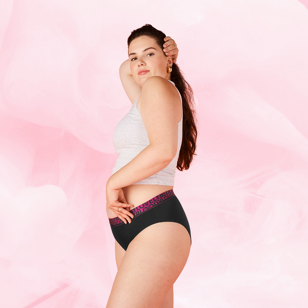 ComfortFit High Leg niukka vuoto kuukautisalushousut, tyylikäs malli naisella.