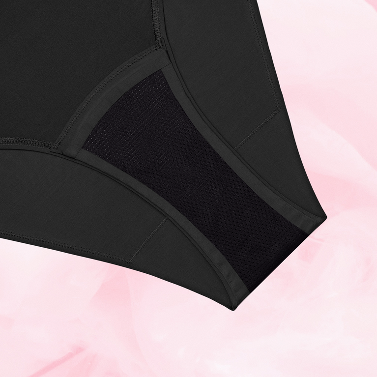 ComfortFit High Leg runsas vuoto, mustat alushousut, perforoitu imukykyinen haaraosa.