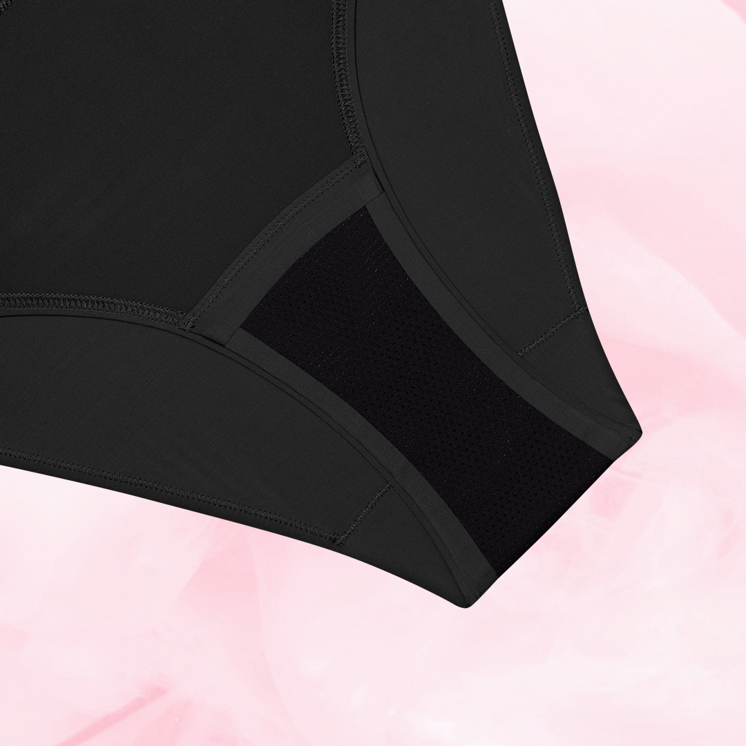 ComfortFit High Leg niukka vuoto, mustat alushousut, saumoin ja mesh-paneelein.