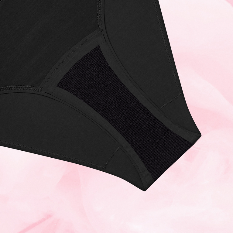 ComfortFit High Leg kohtalainen vuoto, imukykyinen gusset, mustat alushousut.