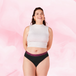 Plus-kokoinen nainen ComfortFit High Leg runsas vuoto -alushousuissa.